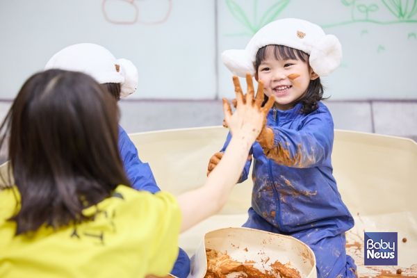 째깍섬은 단순한 놀이 공간이 아닌 예술, 과학, 신체 활동 등 다양한 콘텐츠를 주제로 한 프로그램을 통해 아이들이 능동적으로 참여할 수 있는 기회를 제공하고 있다. ⓒ커넥팅더닷츠