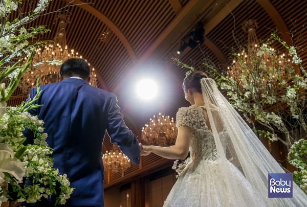 올해 4월 기준, 전국 예비부부들의 결혼서비스 총 계약금액은 평균 2101만 원으로 집계됐다. ⓒ베이비뉴스