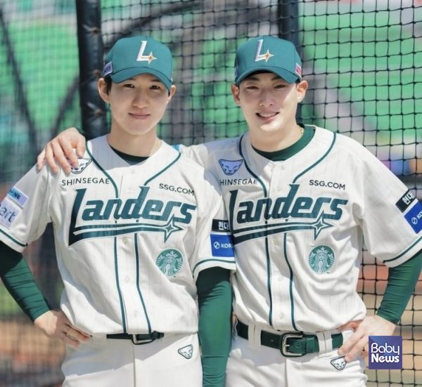 스타벅스는 인천SSG랜더스필드에서 열리는 SSG랜더스 대 LG트윈스 3연전 기간에 ‘스타벅스 데이’를 진행하고, 개인 다회용 컵을 가져온 관람객을 대상으로 하루 1000잔씩 총 3000잔 분량의 아이스커피를 무료로 제공하며 팬들과의 접점을 높였다. ⓒ코카콜라