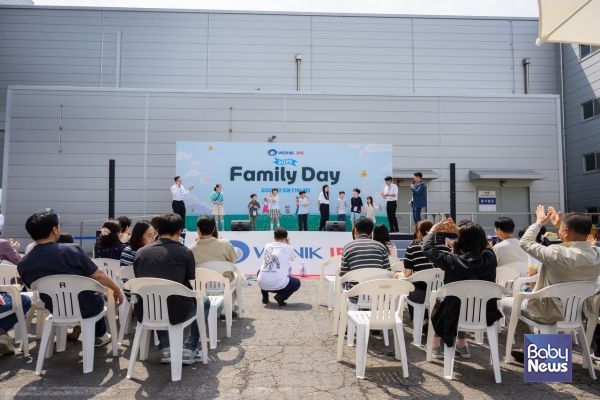 원익IPS 패밀리데이에서 가족참여 레크레이션 장기자랑이 진행중이다. ⓒ원익아이피에스