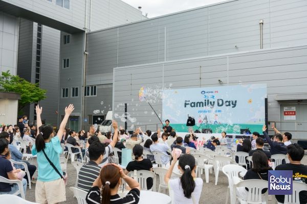 원익IPS 패밀리데이에서 버블매직쇼가 진행중이다. ⓒ원익아이피에스