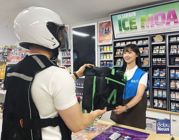 GS25에서 전문 라이더가 퀵커머스 플랫폼을 통해 고객이 주문한 상품을 픽업하고 있다. ⓒGS25