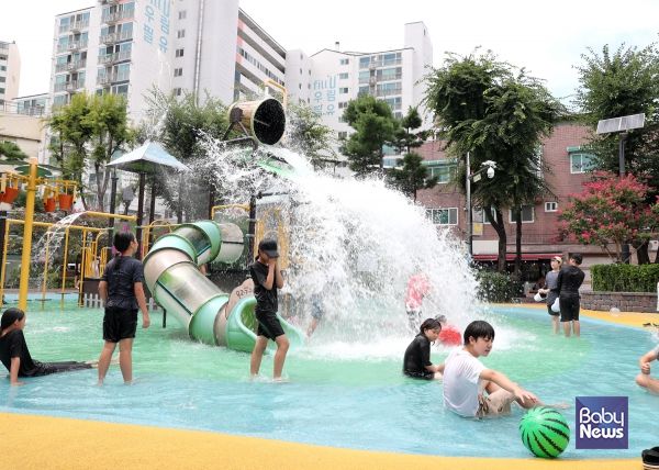 18일 수변휴식 공간 '퐁당퐁당 어린이 물놀이장' 개장. ⓒ금천구