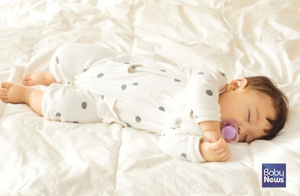 아기들이 쉽게 누워 잠들기도 하는 흔들 요람인 바운서. 하지만 수면 시 질식사 위험이 제기돼 온 이 제품에 대해 국내에서는 그간 안전기준이 모호하게 적용돼 왔다. ⓒ베이비뉴스