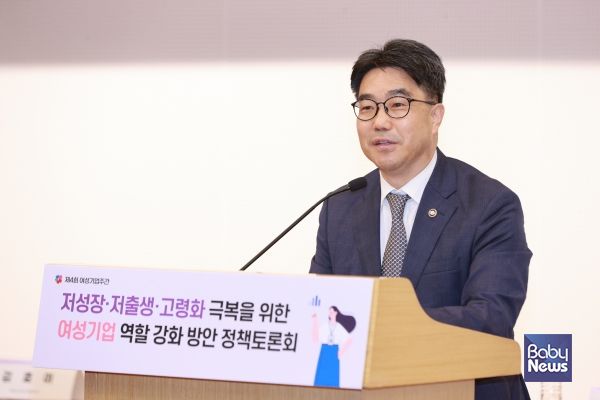 김성섭 차관이 2일 국회 도서관에서 개최된 '저성장·저출생·고령화 극복을 위한 여성기업 역할 강화 방안 정책토론회'에 참석해 발언하고 있다. ⓒ중소벤처기업부