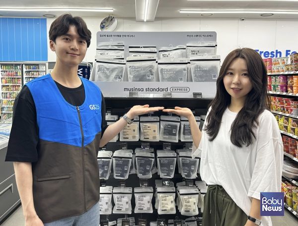 GS25에서 모델이 무신사 스탠다드 익스프레스 여름 시즌 신상품을 입고 포즈를 취하고 있다. ⓒGS25