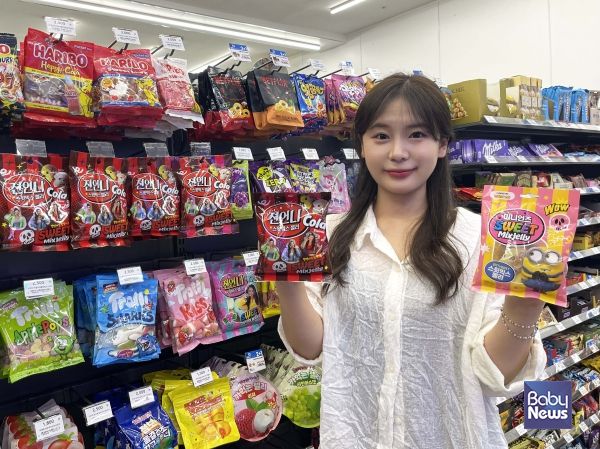 GS25가 누적 판매 500만 개를 돌파한 '스윗믹스젤리'의 스핀오프 상품으로 '젼언니 스윗믹스젤리 콜라맛’을 출시했다. ⓒGS25