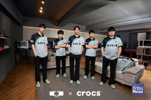 ‘디플러스 기아 x 크록스 클래식 클로그’ 착용 화보컷. ⓒ크록스