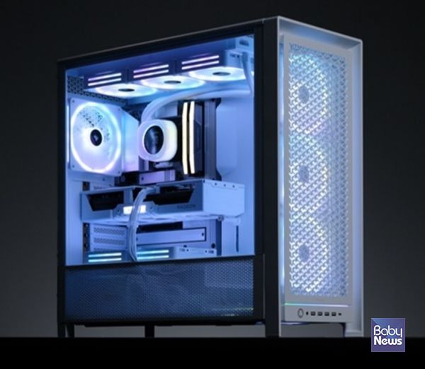 커세어 프레임 5000D는 블랙과 화이트 2 가지로 출시, 위는 화이트의 조립 예시. ⓒ커세어