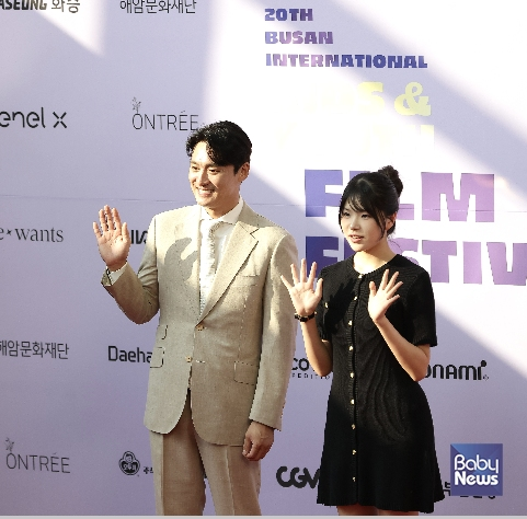 개막식 사회자 방송인 오상진, 배우 문승아. ⓒ부산어린이청소년영화제