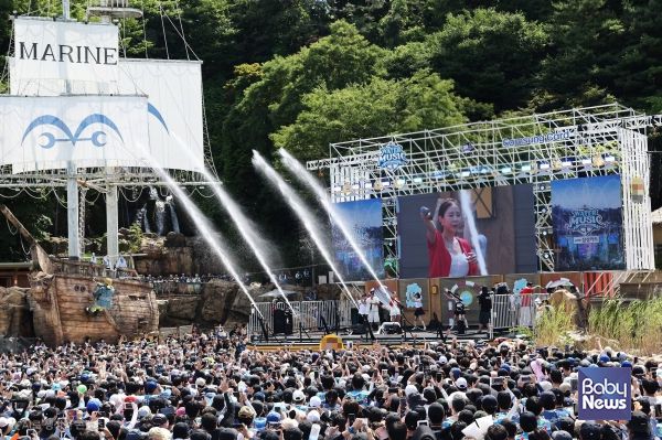 7월 12일 캐리비안 베이 워터 뮤직 풀파티에서 펼쳐진 코요태 공연. ⓒ캐리비안 베이