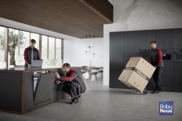 밀레 식기세척기의 위생상태를 정밀 점검하고 전문 케어 서비스를 제공하는 모습. ⓒ밀레