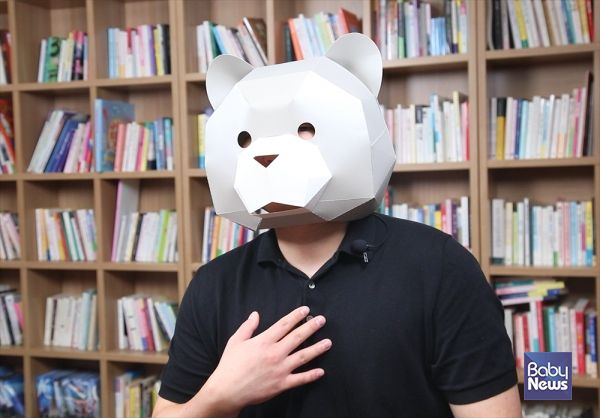 대학을 졸업한 후 첫 직장에서 아이 부모를 속이는 거짓 댓글 작업에 참여해야 했던 공익제보자 박강훈(가명) 씨. ⓒ베이비뉴스