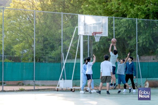 소아청소년 시기는 성장판이 아직 완전히 닫히지 않은 경우가 흔하고, 뼈와 연골의 강도보다 인대의 강도가 상대적으로 더 세기 때문에, 인대가 뼈를 물고 뼛조각이 떨어지는 견열골절이나 성장판 손상이 임상적으로 자주 발생한다. ⓒ베이비뉴스