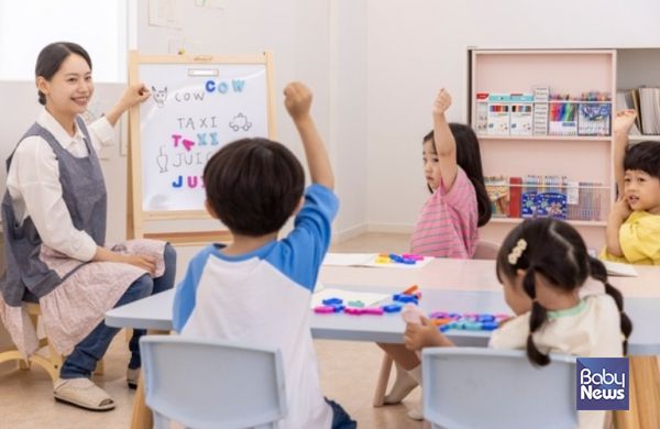 매년 연말 반복되는 보육교사 ‘근무환경개선비’ 지급 지연 사태가 단순한 행정 지연을 넘어, 교사들에게 수백억 원대의 경제적 손실을 떠넘기는 구조적 문제라는 조사 결과가 나왔다. ⓒ베이비뉴스