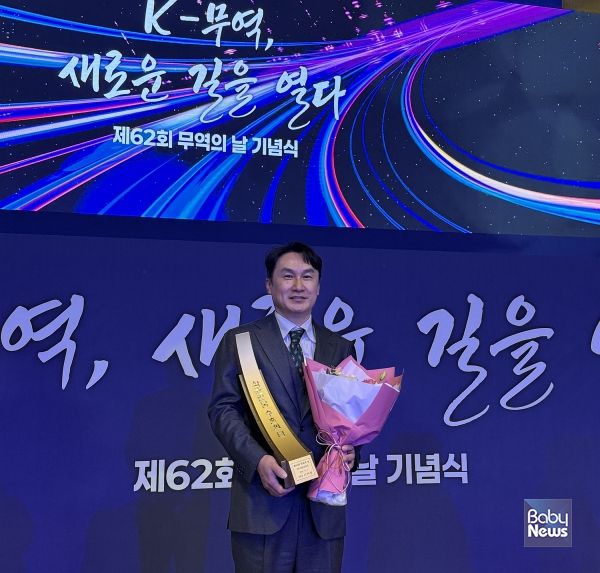 ㈜리만코리아(대표이사 황영수)는 지난 4일 서울 코엑스에서 열린 ‘제62회 무역의 날’ 기념식에서 ‘3천만 불 수출의 탑’을 수상했다고 5일 밝혔다. ⓒ㈜리만코리아