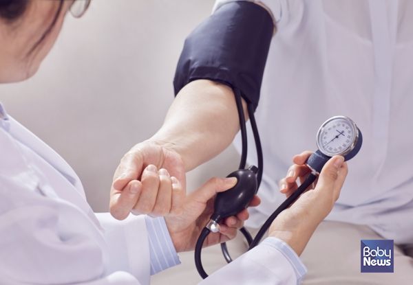 국회미래연구원이 최근 발간한 '인구구조 변화로 인한 건강보장제도의 재정적 지속가능성 위기 및 정책 제언' 보고서에 따르면 2023년 65세 이상 노인 인구의 연평균 1인당 진료비는 526만 5000원으로 비노인 인구(15-64세)의 155만 3000원 대비 3.4배나 높았다. ⓒ베이비뉴스