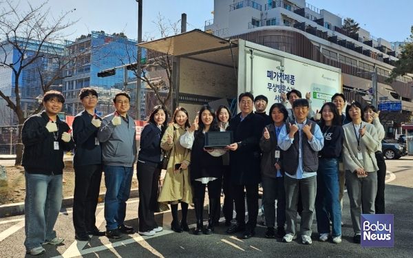 3일 ‘폐전기·전자제품 수거 캠페인’ 에 참여한 판교R&D센터 임직원과 한국환경공단 관계자들이 기념 촬영을 하고 있다. ⓒ한화비전