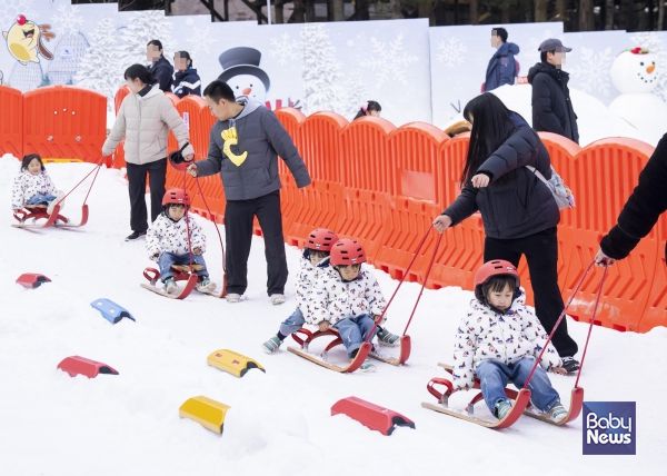 스노우 플레이그라운드에서 썰매를 타고 있다. ⓒ에버랜드