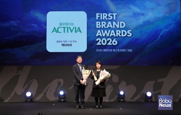 풀무원다논 홍영선 대표(오른쪽)가 ‘2026 대한민국 퍼스트브랜드 대상’ 시상식에서 7년 연속 발효유 부문 1위에 선정된 ‘풀무원다논 액티비아’로 대상을 수여 받았다. ⓒ풀무원다논