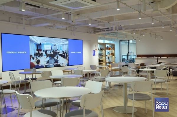 잡코리아는 최근 본사 라운지를 더 넓게 개편하며 내외부 네트워킹 행사 공간으로 활용하고 있다. ⓒ잡코리아