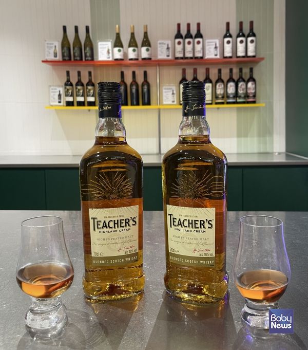 위스키 애호가들 사이에서 가성비로 인기를 끌고 있는 '티처스' 위스키 연출 이미지. ⓒGS25