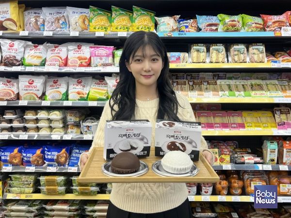 GS25에서 모델이 흑∙백 크림 케이크 2종을 들고 포즈를 취하고 있다. ⓒGS25