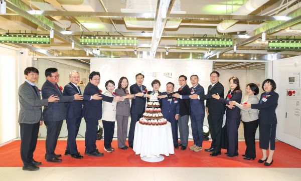 12월 29일 서초복지돌봄재단 출범식에서 전성수 서초구청장(왼쪽에서 일곱 번 째), 박준기 재단 대표이사(가운데)와 관계자들이 케이크 커팅식을 진행하고 있다. ⓒ서초구