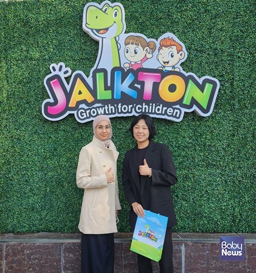 조아제약 최윤선 대리(오른쪽)가 우즈베키스탄 파트너사 관계자와 기념 촬영을 하고 있다. ⓒ조아제약