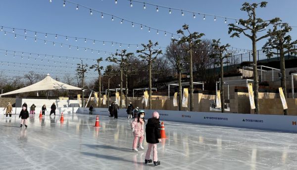어린이들이 아이스링크장에서 스케이트를 즐기고 있다. ⓒ중구