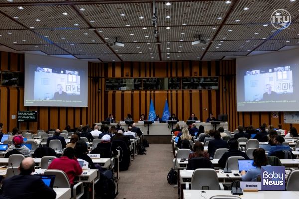 국제전기통신연합(ITU), 유엔아동 권리협약(UNCRC)이 지난 19일(현지 시간) 스위스 제네바 본부에서 열린 제24차 아동 온라인 보호를 위한 이사회 그룹 회의 일정 중 아동복지전문기관 초록우산이 참여한 '인공지능과 아동권리 공동성명'의 서명식이 진행되고 있다. ⓒ초록우산