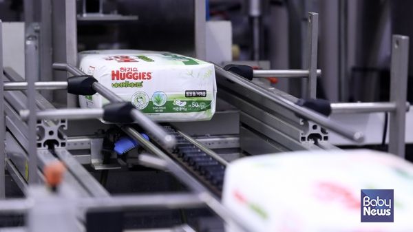 이른둥이 기저귀 생산_스틸컷. ⓒ유한킴벌리
