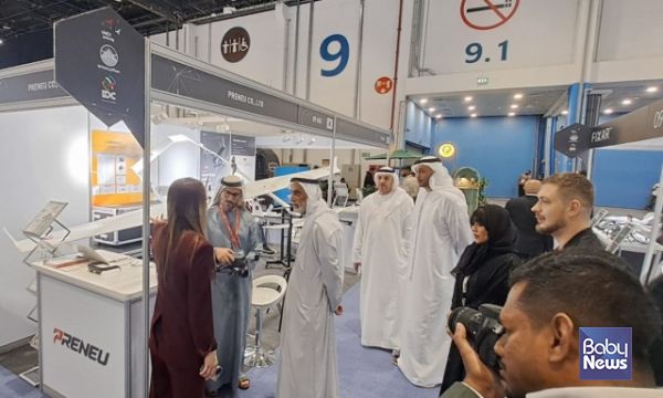 ‘UMEX 2026’ 프리뉴 부스에서 프리뉴 관계자가 글로벌 바이어들을 대상으로 기술 소개 및 사업 상담을 진행하고 있다. ⓒ프리뉴