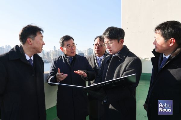 김보현 대우건설 사장(왼쪽에서 2번째)이 성수4지구 내 아파트 단지를 방문해 현장을 둘러보고 있다. ⓒ대우건설