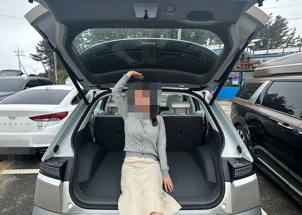 트렁크 문을 열면 165㎝ 성인도 거뜬히 앉을 수 있는 공간이 나타난다. 사진=이코노믹리뷰 이소영