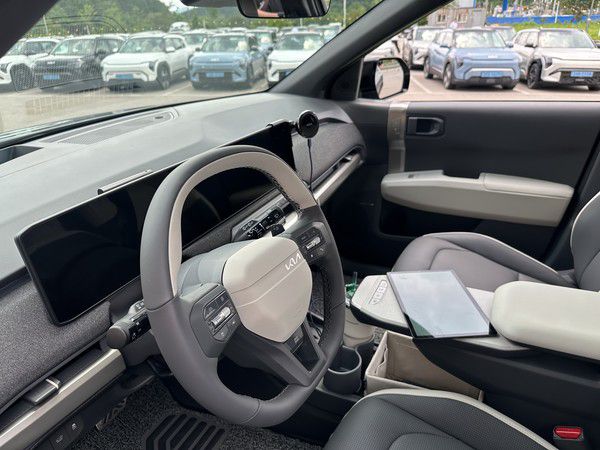 활용성을 높이기 위해 설치된 슬라이딩 콘솔 테이블. 사진=이코노믹리뷰 이소영