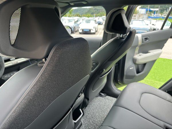 EV3 2열 좌석 공간. 키가 큰 사람은 무릎이 닿을 정도다. 사진=이코노믹리뷰 이소영