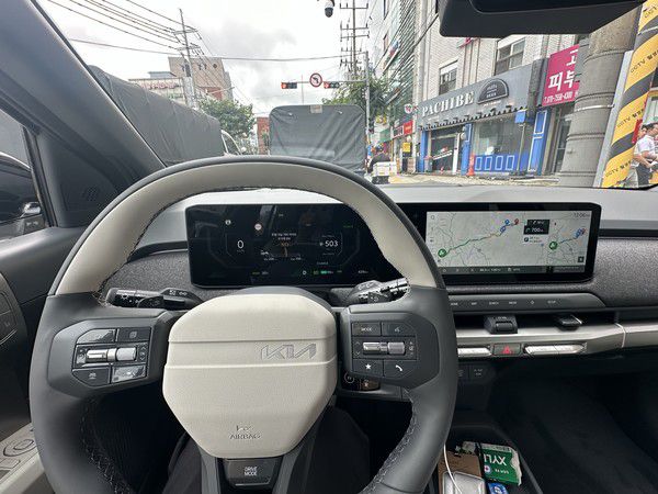 운전석엔 계기판과 인포테인먼트 시스템이 이어지는 파노라믹 디스플레이가 위치해있다. 사진=이코노믹리뷰 이소영