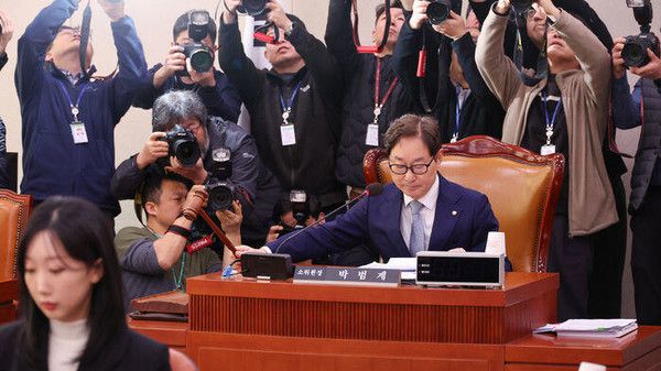 상법 일부개정법률안 등을 심의하는 국회 법제사법위원회의 법안심사제1소위원회가 열린 올해 2월 24일, 서울 여의도 국회에서 박범계 소위원장이 의사봉을 두드리고 있다. 민주당이 상법 개정안에 담으려던 감사위원 분리선출 확대와 집중투표제 의무화는 이날 소위를 통과한 개정안에는 포함하지 않았다. 이후 상법개정안은 3월 13일 국회 본회의를 통과했지만, 4월 1일 한덕수 대통령 권한대행이 재의요구권을 행사하며 공포되지 못했다. 사진 = 연합뉴스.