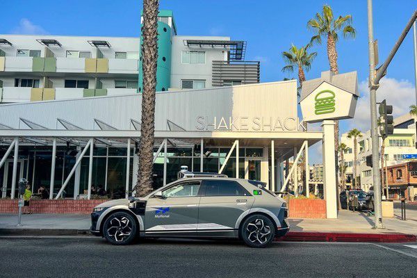 모셔널의 아이오닉5 로보택시가 쉐이크쉑 앞에서 라이더의 배달을 기다리고 있다. 사진=모셔널