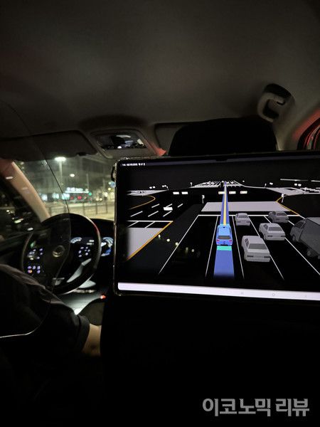 27일 서울 대치동-삼성동 구간에서 오퍼레이터가 자율주행 택시를 운행 중이다. 사진=양정민 이코노믹리뷰 기자