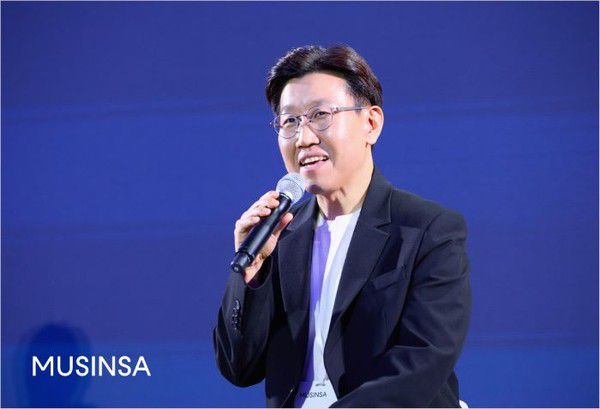 6월 10일 동대문디자인플라자(DDP)에서 열린 ‘글로벌 파트너스 데이’ 미디어 간담회에서 답변하고 있는 박준모 무신사 대표. 사진=무신사