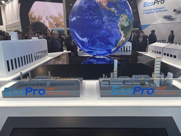 에코프로 부스. 각 계열사의 밸류체인이 전시됐다. 사진=이코노믹리뷰 김효경 기자