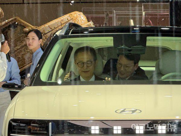 4일 경기도 킨텍스에서 열린 \'2025 서울모빌리티쇼\' 개막식에서 이승렬 산업부 산업정책실장이 현대자동차 \'넥쏘\'를 타보며 미소 짓고 있다. 사진=양정민 이코노믹리뷰 기자