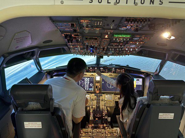 이스타항공 임직원 자녀가 FTD(모의비행훈련장치)를 통해 비행기를 가상으로 조종하고 있다. 사진=이스타항공