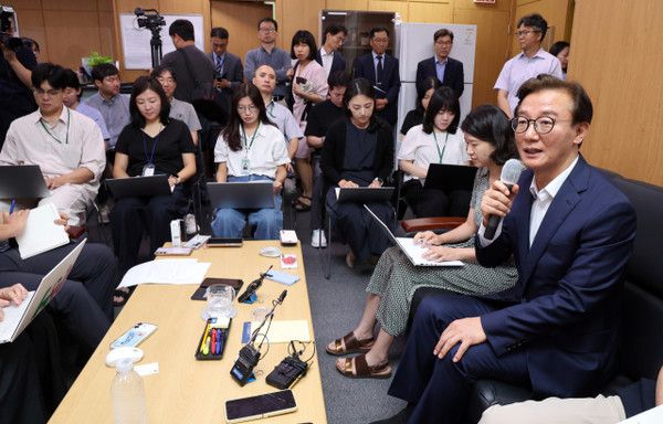 전재수 신임 해양수산부 장관이 7월 24일 오전 정부세종청사에서 취임식을 가진 후 해수부 기자실을 방문해 기자들의 질문에 답하고 있다. 사진=연합뉴스