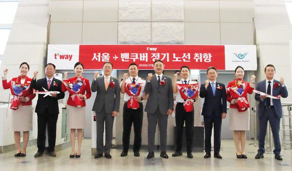 인천국제공항에서 이상윤 티웨이항공 대표왼쪽에서 여섯 번째), 신동익 인천국제공항공사 허브화전략처장(오른쪽에서 세 번째), 서동빈 티웨이항공 경영지원 총괄임원(왼쪽에서 네 번째), 황영조 티웨이항공 여객지원 담당임원(왼쪽에서 두 번째), 조병태 티웨이항공 인천지점장(오른쪽에서 첫 번째)이 임직원들과 함께 인천-밴쿠버 노선 신규 취항식을 진행하고 기념사진을 촬영하고 있다. 사진=티웨이항공