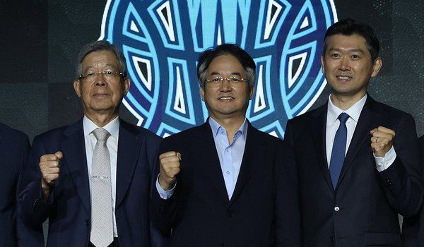 고양 소노 스카이거너스 농구단 창단식에서 김희옥 프로농구연맹 총재(왼쪽부터), 이동환 고양특례시장, 서준혁 소노그룹 회장이 사진촬영 중이다. 사진=연합뉴스