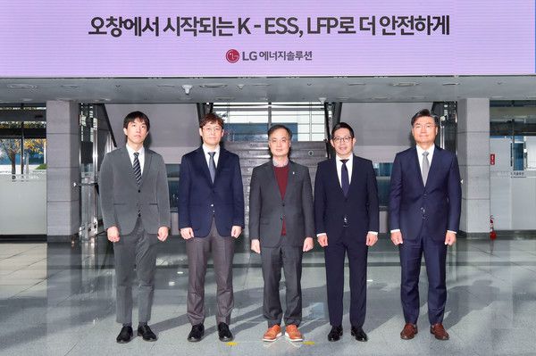 LG에너지솔루션 오창에너지플랜트에서 국내 ESS용 LFP 배터리 생산 추진 기념 행사를 개최하고 기념 사진 촬영을 하고 있다. 사진=LG에너지솔루션