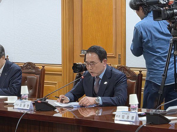 10일 열린 금융감독원장-금융지주회장 간담회에서 조용병 은행연합회장이 발언하고 있다. 사진=이코노믹리뷰